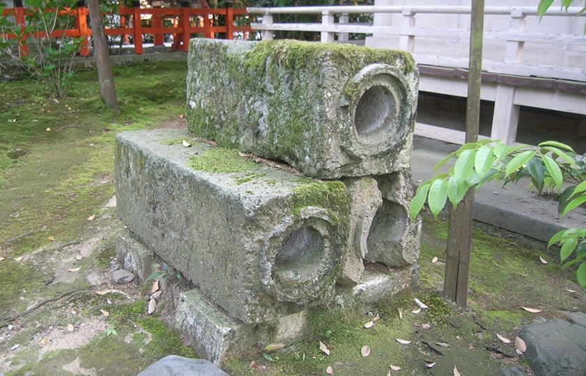 発くつされた辰巳用水（たつみようすい）石管〔金沢神社横〕