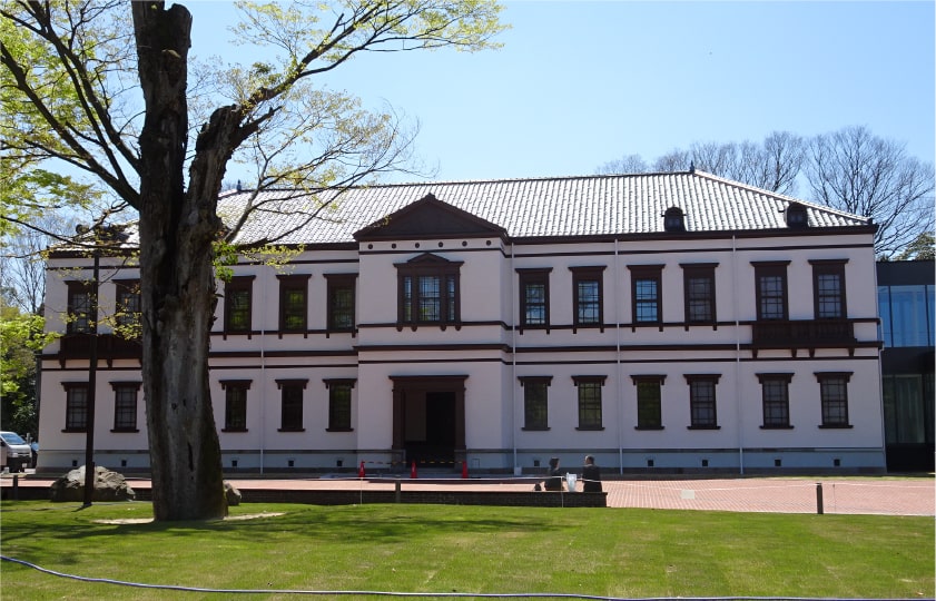 旧陸軍金沢偕行社（きゅうりくぐんかなざわかいこうしゃ）〔国立工芸館〕