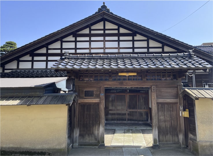 建物の正面〔大きな三角屋根〕